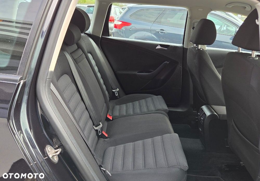 Volkswagen Passat - 25