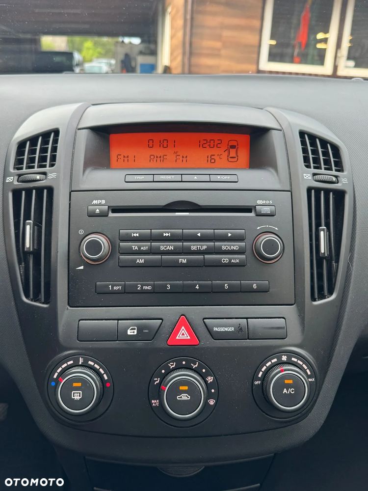 Kia Ceed - 11