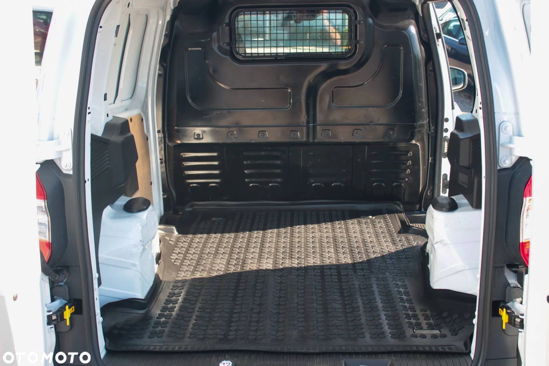 Ford Transit Courier - 22