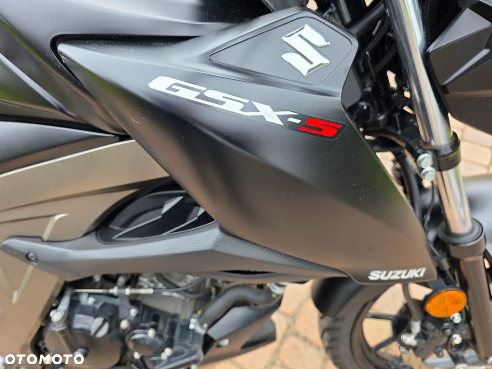 Suzuki GSX - 12