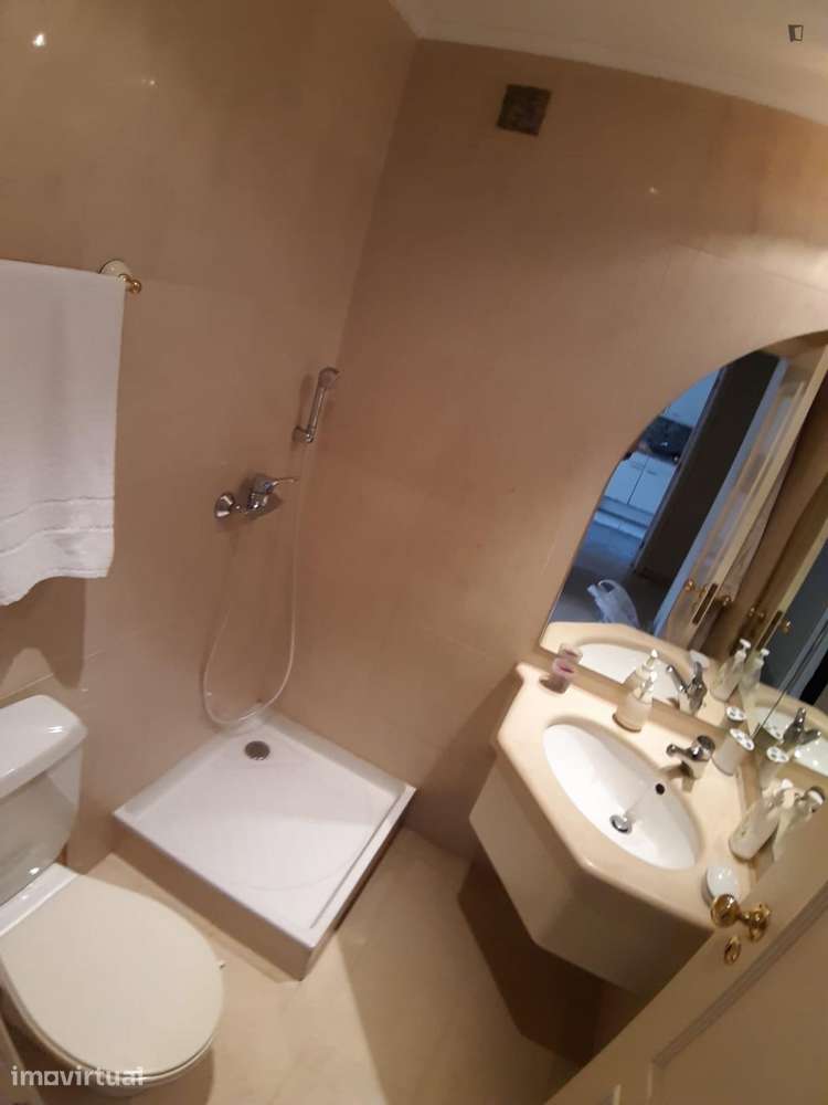 Quarto - localizado em Sete Rios Lisbon - Grande imagem: 3/13