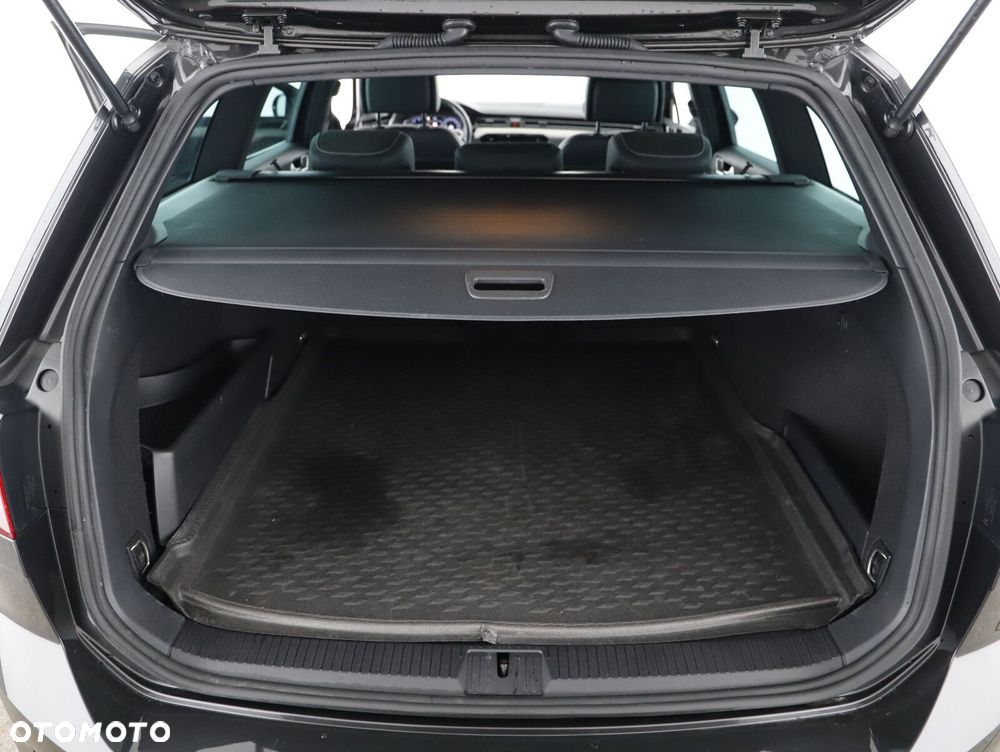 Volkswagen Passat - 12