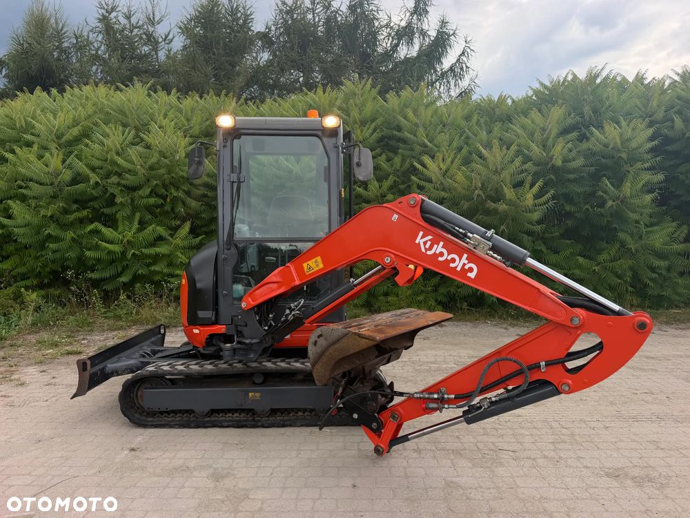 Kubota U27 Minikoparka koparka gąsienicowa 2.8 tony. jak Nówka sztuka z salonu! 2017 rok. 1570mtg. Przywieziona z Gospodarstwa Norweskiego! Zadbana Maszyna ani deka luzów i wycieków. Aktualna Dekra dokumentacja BMWT! Łyżka skarpowa uchylna Hydrauliczna! Szybka wolna jazda. Zamki na tłokach. Wersja Norweska!! OKAZJA Tanio