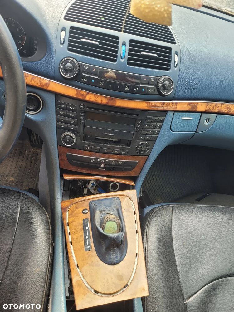 Części- Mercedes W211 Daimlerchrysler e 240 Rok 2003 Pojemność 2597  Moc 130 kw Benzyna - 8