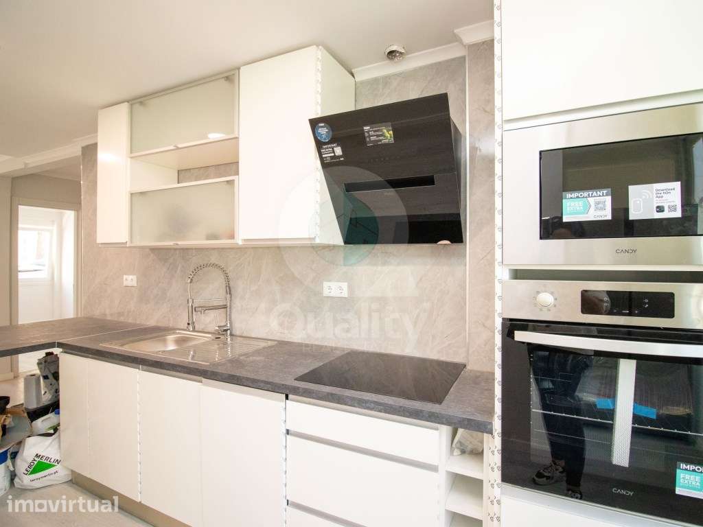 Apartamento T2 totalmente remodelado, localizado numa das zonas mai... - Grande imagem: 2/26