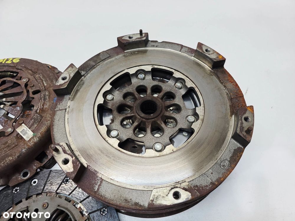 KOŁO DWUMASOWE SPRZĘGŁO AUDI A4 B8 A5 Q5 3.0 TDI 0B4105266H 7/26 - 3