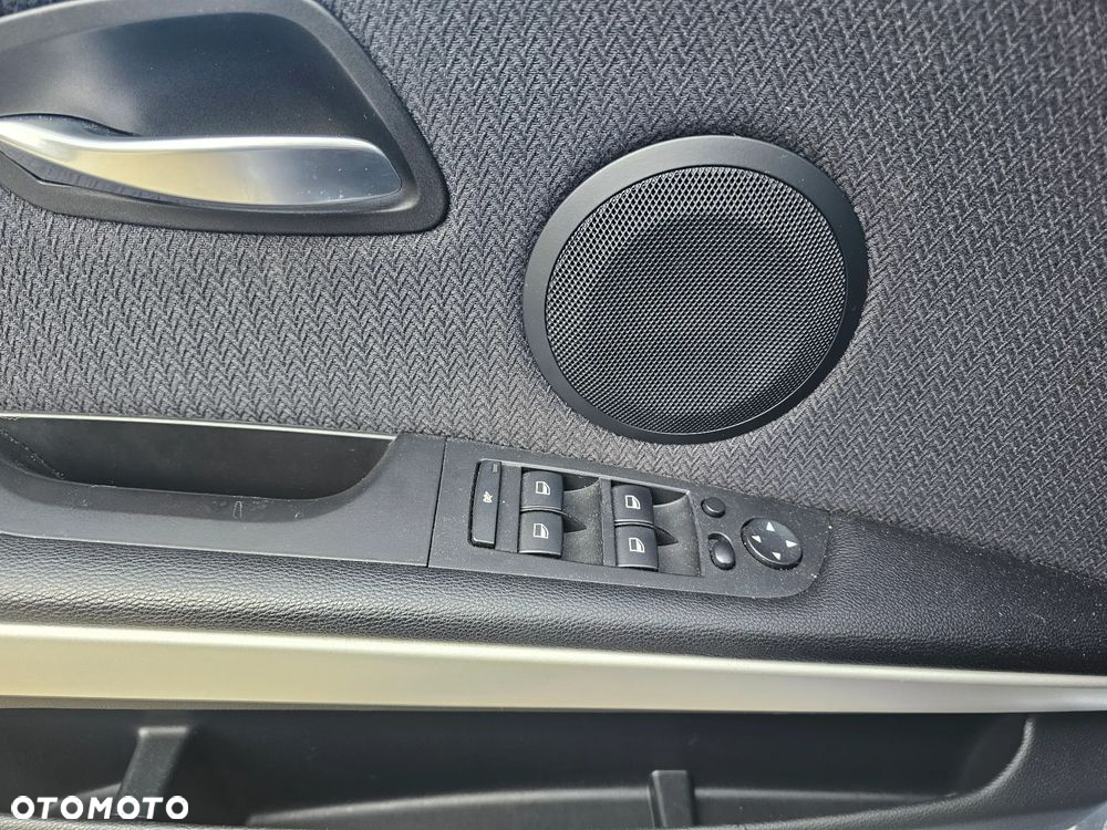 BMW Seria 3 318i Touring - 23