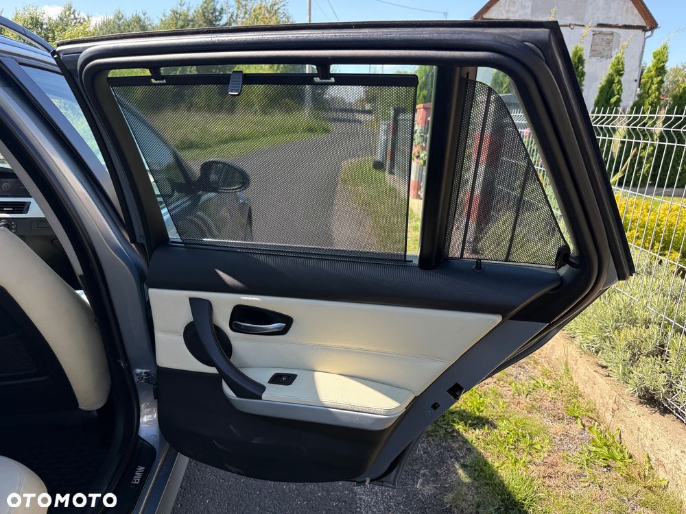 BMW Seria 3 325i Touring - 32