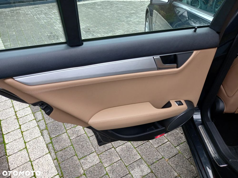Mercedes-Benz Klasa C 250 CGI Automatik BlueEFFICIENCY Avantgarde - 15