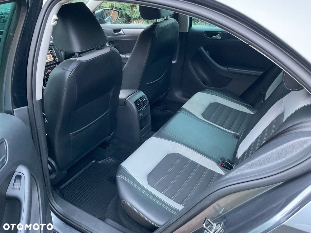 Volkswagen Jetta 1.6 TDI Highline - 13