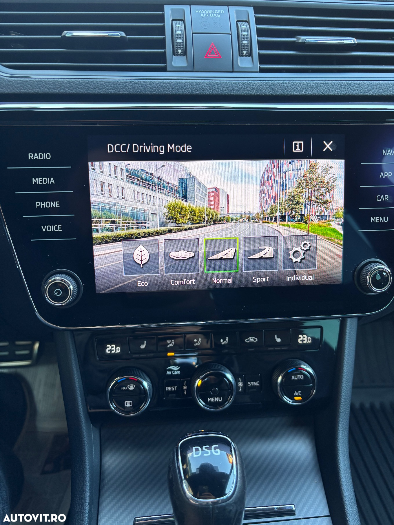 Skoda Superb 2.0 TDI DSG Sportline - 25