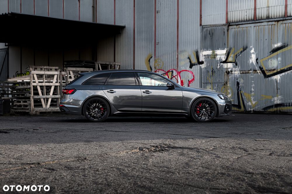 Audi RS4 Avant - 8