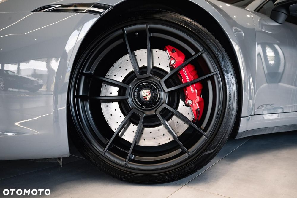 Porsche 911 Carrera 4 GTS - 37
