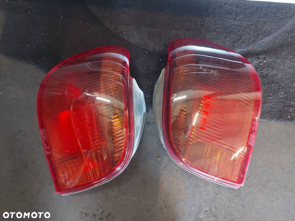KOMPLETNY TYŁ KLAPA BAGAŻNIKA ZDERZAK LAMPY TOYOTA YARIS I LIFT 1E7 - 2