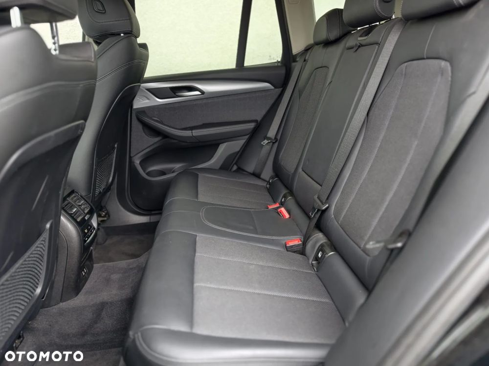 BMW X3 xDrive20i Advantage - 9