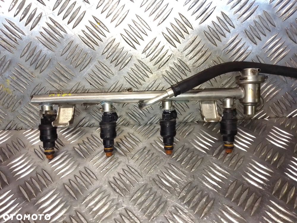Listwa wtryskowa Audi A4 B5 1.8 B 058133681 - 1