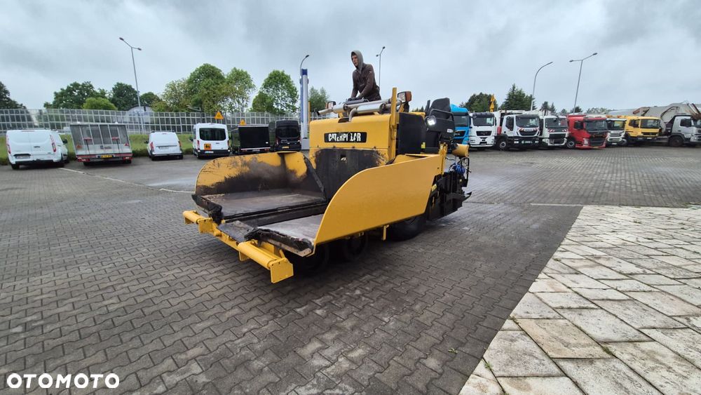 Caterpillar AP 300 / ROZŚCIEŁACZ DO ASFALTU / SERWISOWANY / 1WŁ / WIBRACJE + PODGRZEWANY STÓŁ / MOŻLIWOŚĆ TRANSPORTU - 40