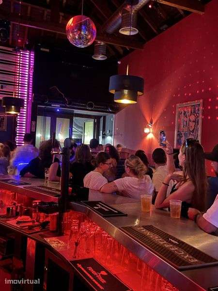 Bar na Praça do Peixe - Aveiro | 2 pisos | até 04h | Esplanada