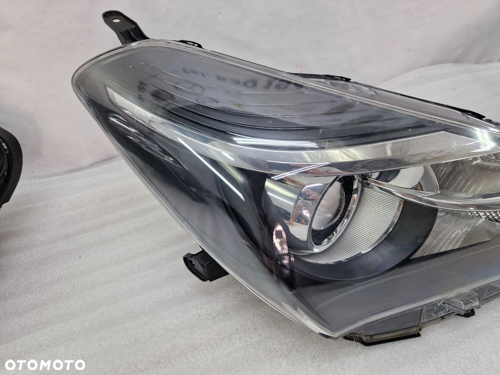 TOYOTA YARIS 3 III LIFT 14- KOMPLET LAMP PRZEDNICH PRZÓD LEWA + PRAWA , SOCZEWKA , NR AUKCJI LA677 - 8