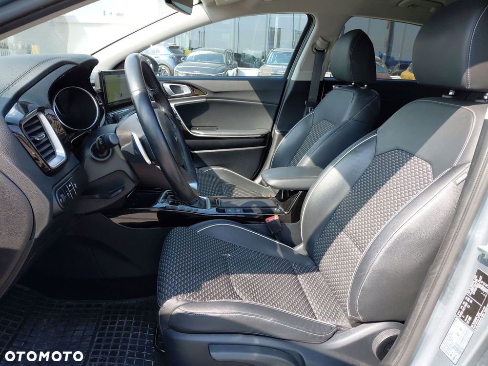 Kia Ceed - 11