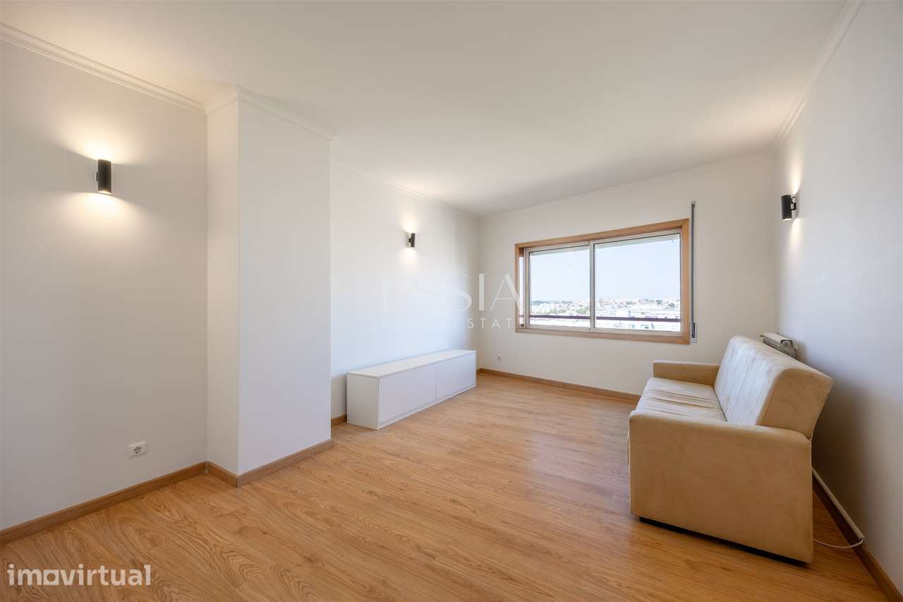 Apartamento T1 próximo ao Pólo Universitário com Garagem e Arrumos - Grande imagem: 2/22