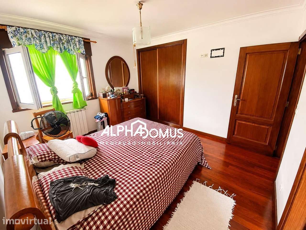Moradia T4 com Suite, Sotão, Garagem e Espaço Exterior em Valença - Grande imagem: 5/45