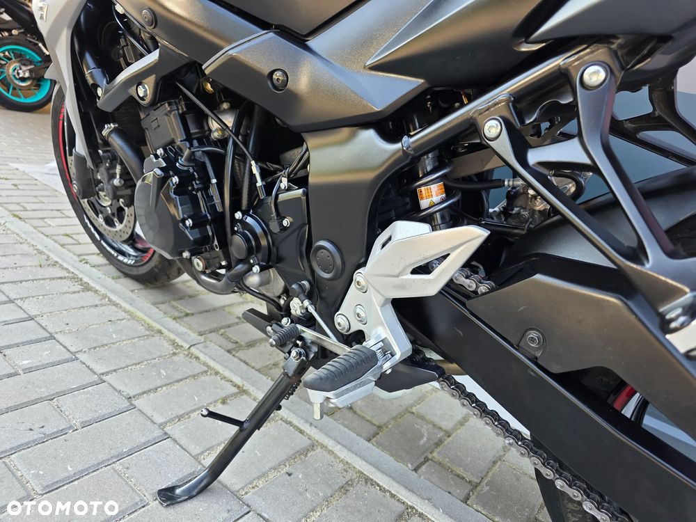 Suzuki GSR - 11