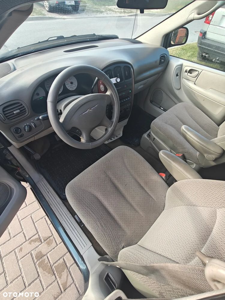 Chrysler Town & Country - 5