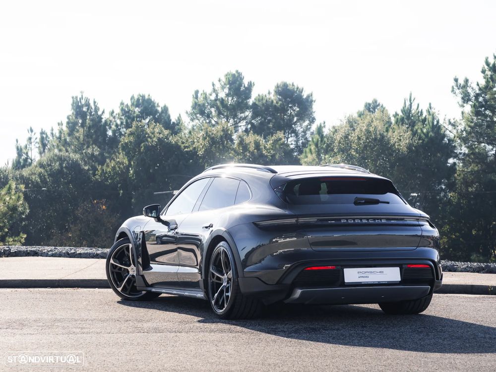 Porsche Taycan Cross Turismo 4 - 5