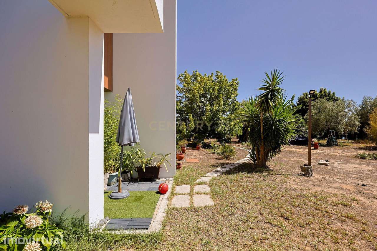 Villa Contemporânea, inserida num lote de 9.500m2 na Quinta do Anjo, P - Grande imagem: 4/29