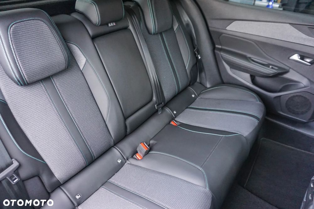 Peugeot 408 1.6 Plug-In Hybrid 225 Allure EAT8 - 32