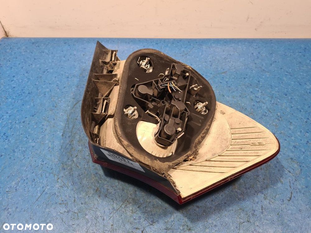 BMW 118 E87 LAMPA TYŁ PRAWA ZEWNĘTRZNA - 10