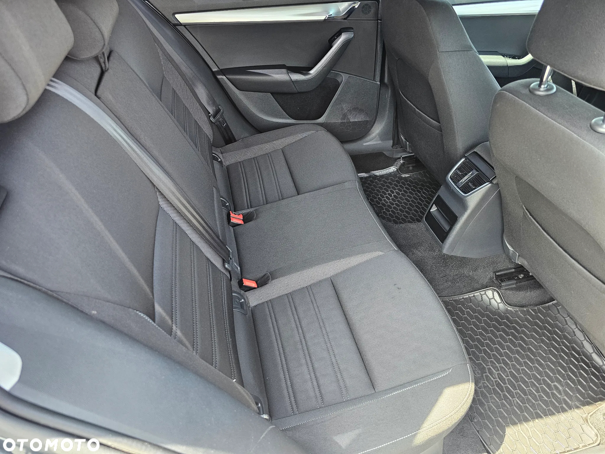 Skoda Octavia 1.6 TDI DSG Ambition - 11