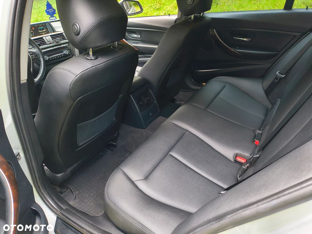 BMW Seria 3 328i xDrive Luxury Line - 15