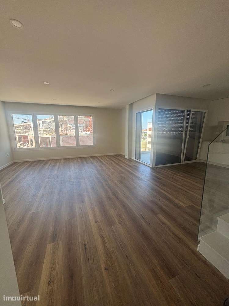 Apartamento T5 duplex com varanda e garagem - Grande imagem: 3/26