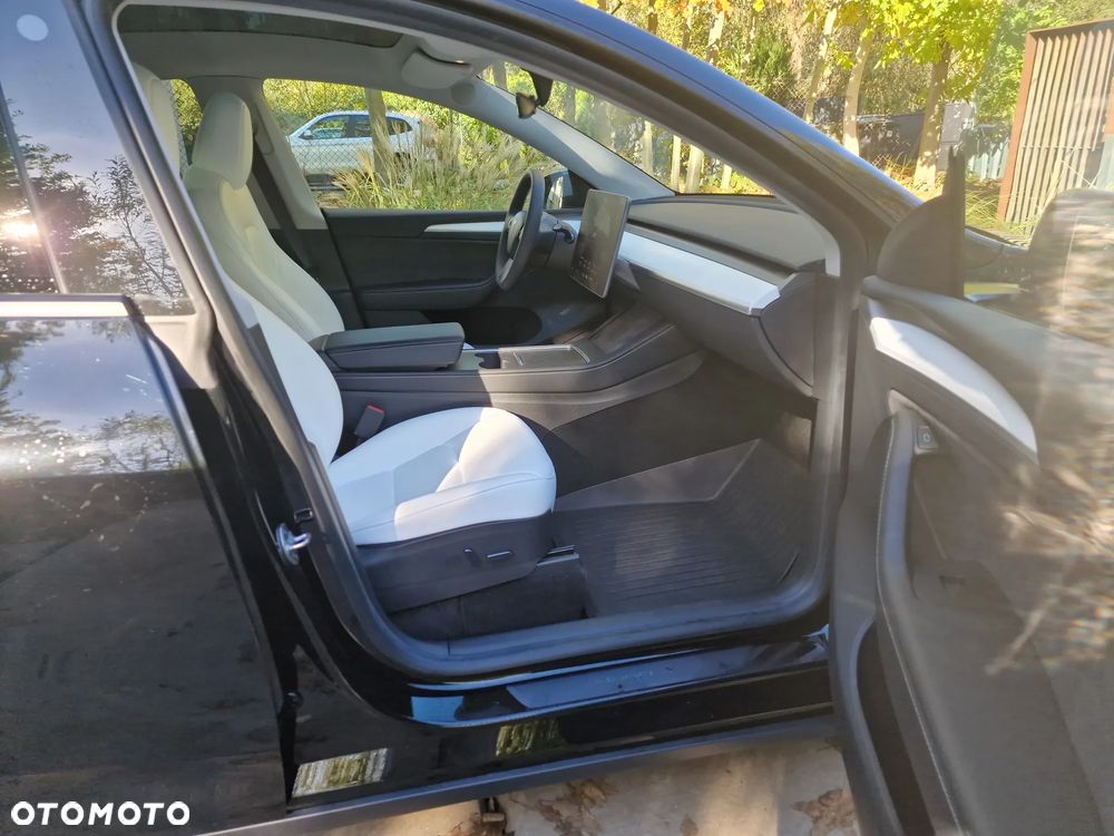 Tesla Model Y Long Range AWD - 8