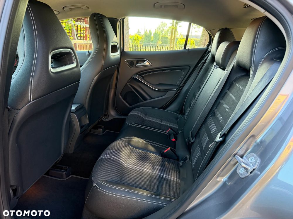 Mercedes-Benz GLA 180 UrbanStyle Edition - 18