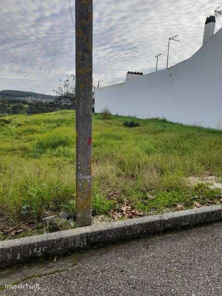 Terreno amplo com bons acessos - Grande imagem: 3/6