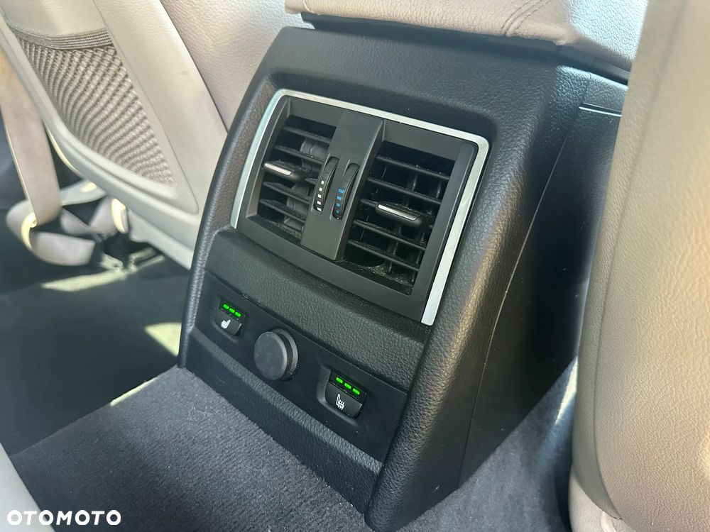 BMW Seria 3 328i Sport-Aut Sport Line - 34