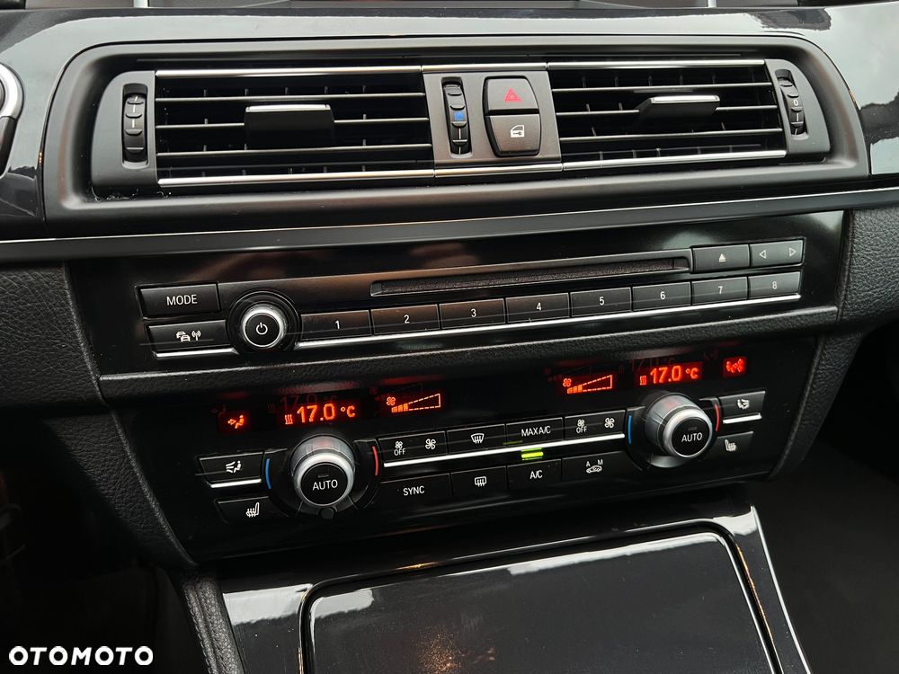 BMW Seria 5 525d Sport-Aut Modern Line - 32