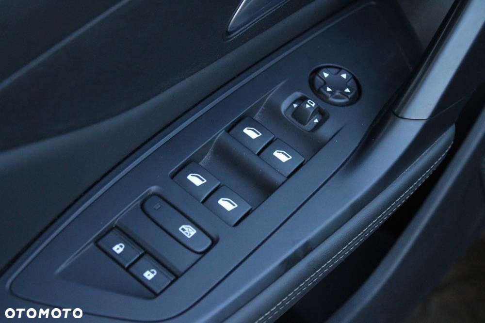 Peugeot 408 - 8