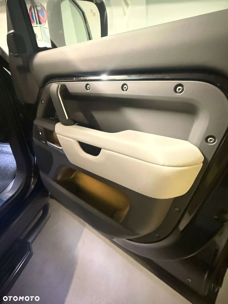 Land Rover Defender 3.0 D250 mHEV X-Dynamic S - 24