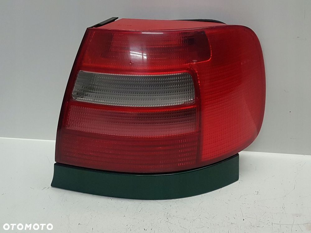 AUDI A4 B5 SEDAN LAMPA PRAWA TYŁ TYLNA EUROPA - 1