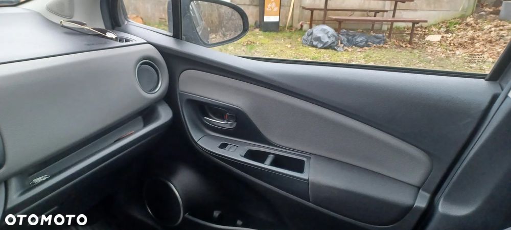 Toyota Yaris Hybrid 100 Life - 12