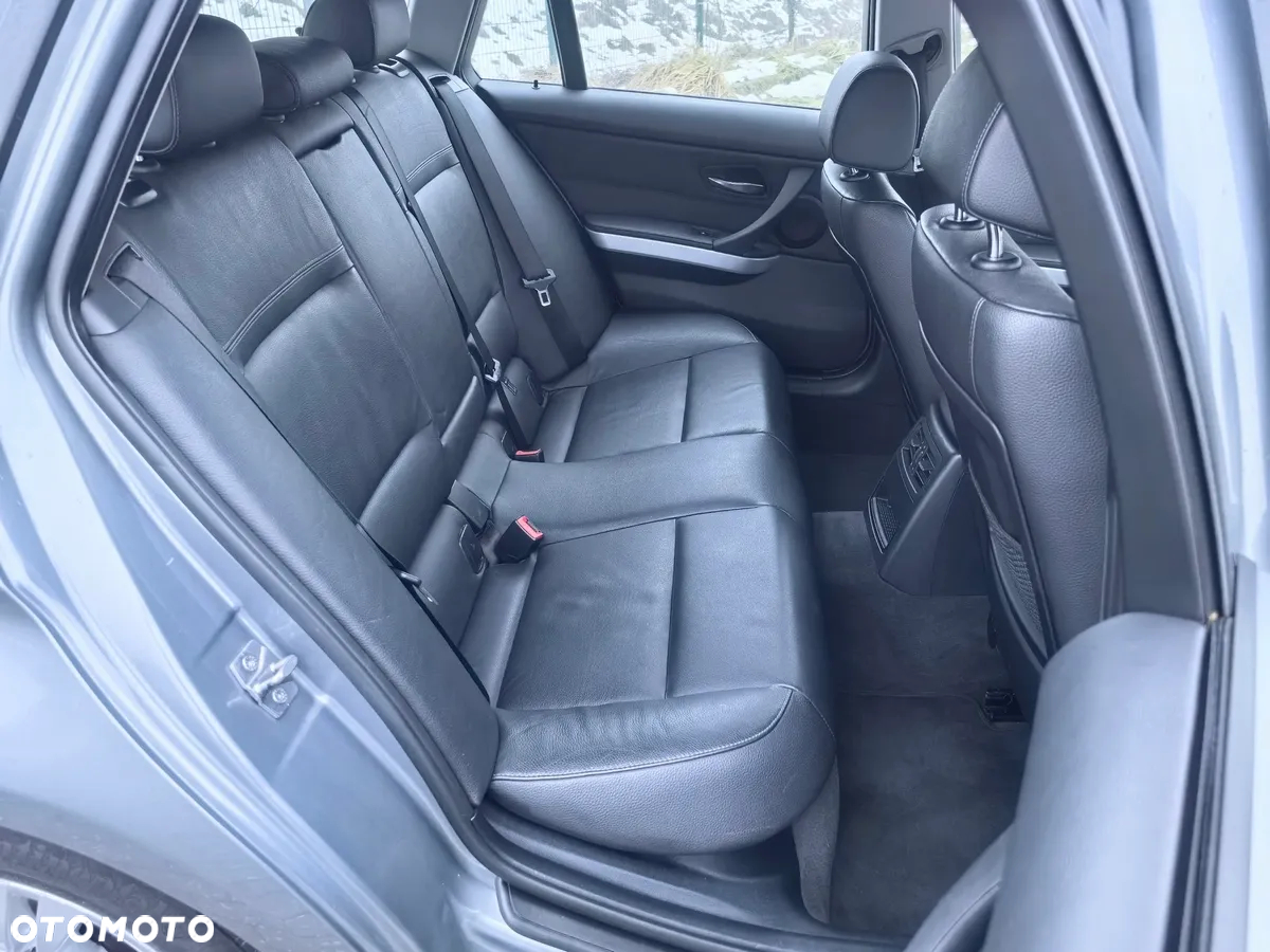 BMW Seria 3 318i Touring - 16