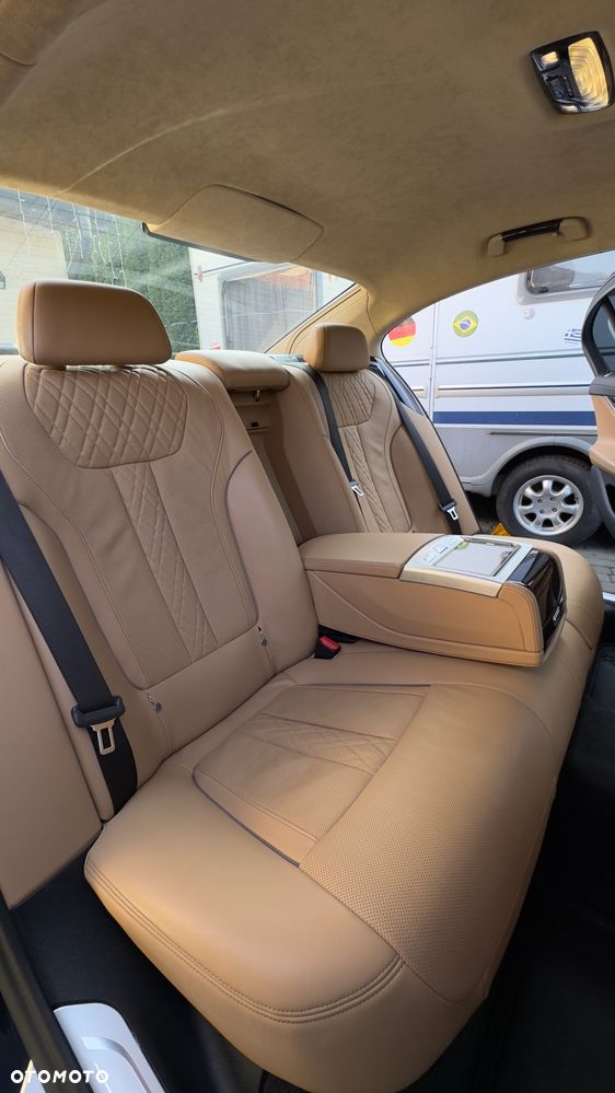 BMW Seria 7 750i xDrive - 18
