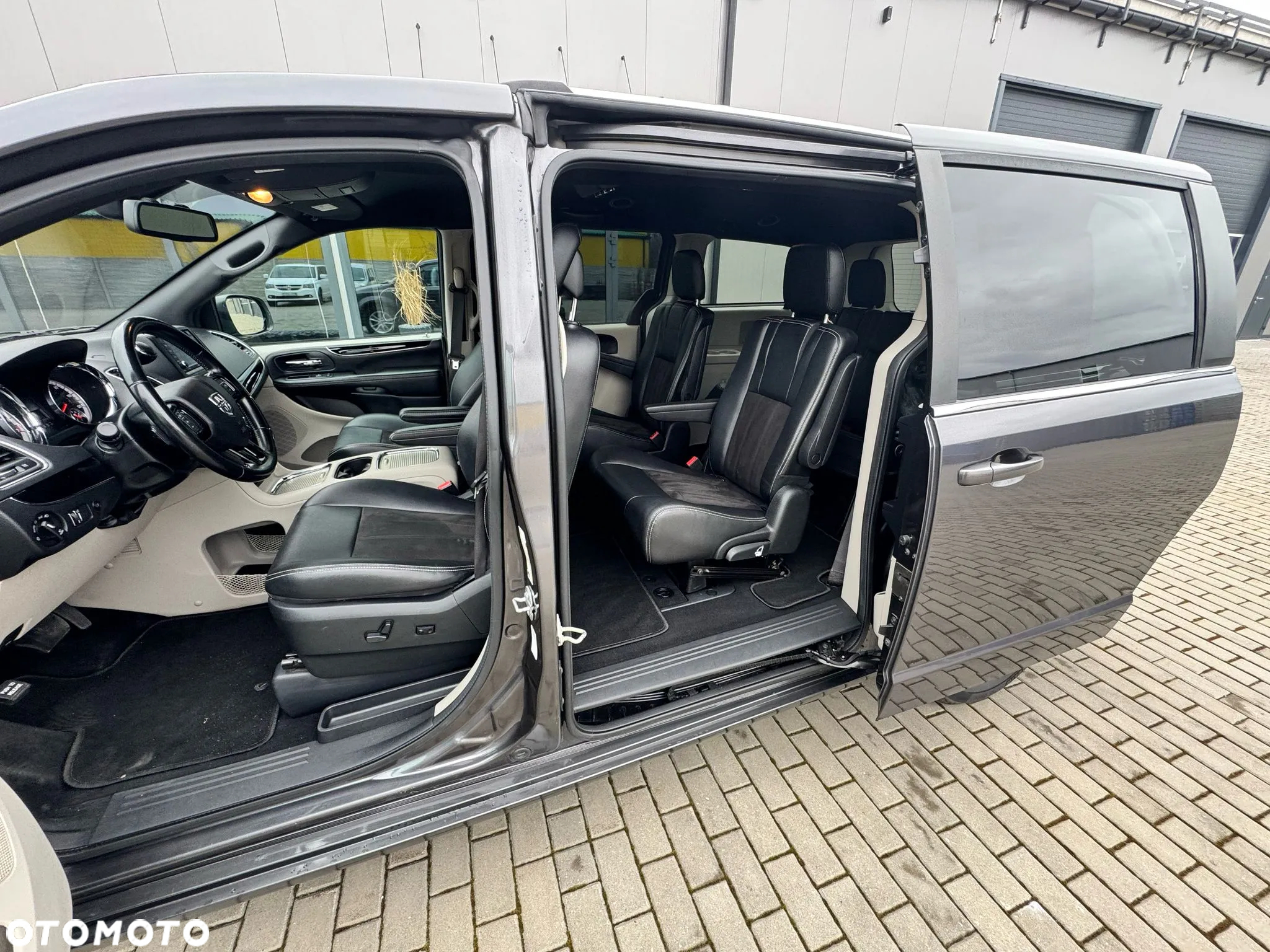 Dodge Grand Caravan - 11