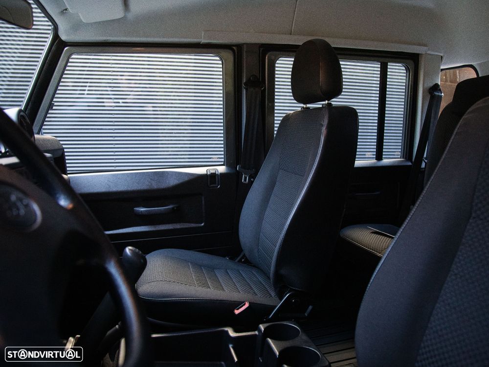 Land Rover Defender 110 SW 2.4 CRD S - 23
