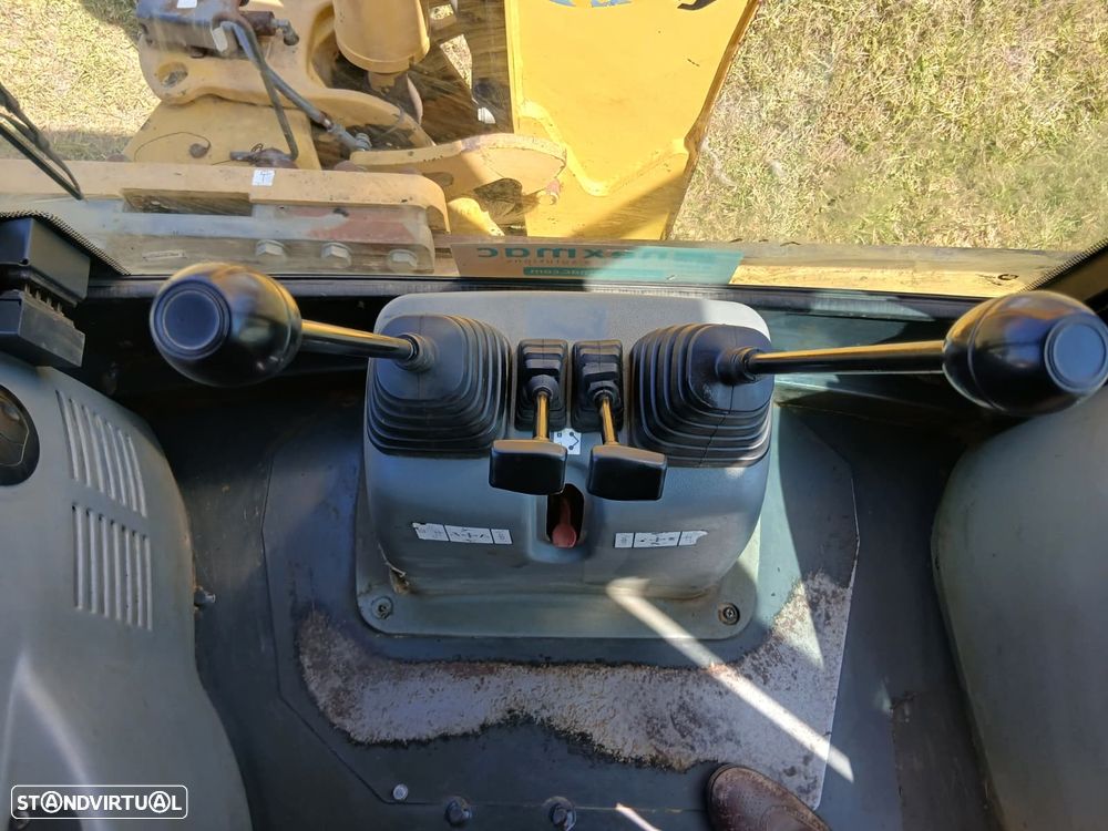 Komatsu WB91R - 8