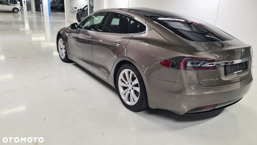 Tesla Model S - 8